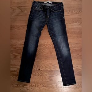 Cute lightly worn Abercrombie &Fitch skinny jeans low rise. 6S